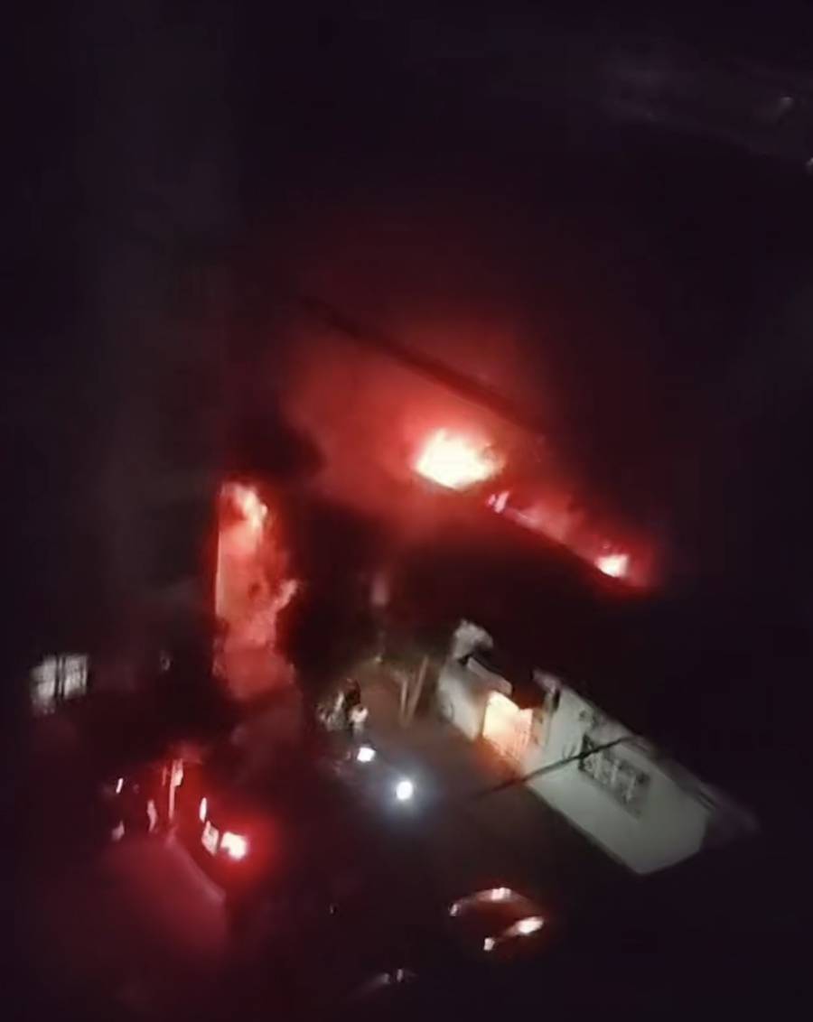 靜安一小區(qū)非機(jī)動(dòng)車(chē)停車(chē)棚深夜起火:膜結(jié)構(gòu)停車(chē)棚
